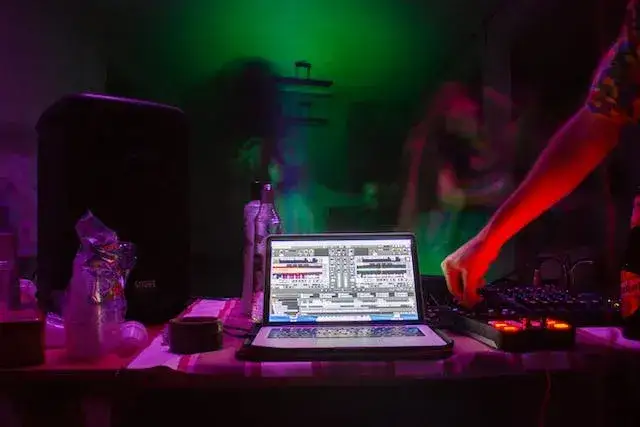 Ile bierze DJ Hazel za występ? Poznaj ceny i stawki na imprezy